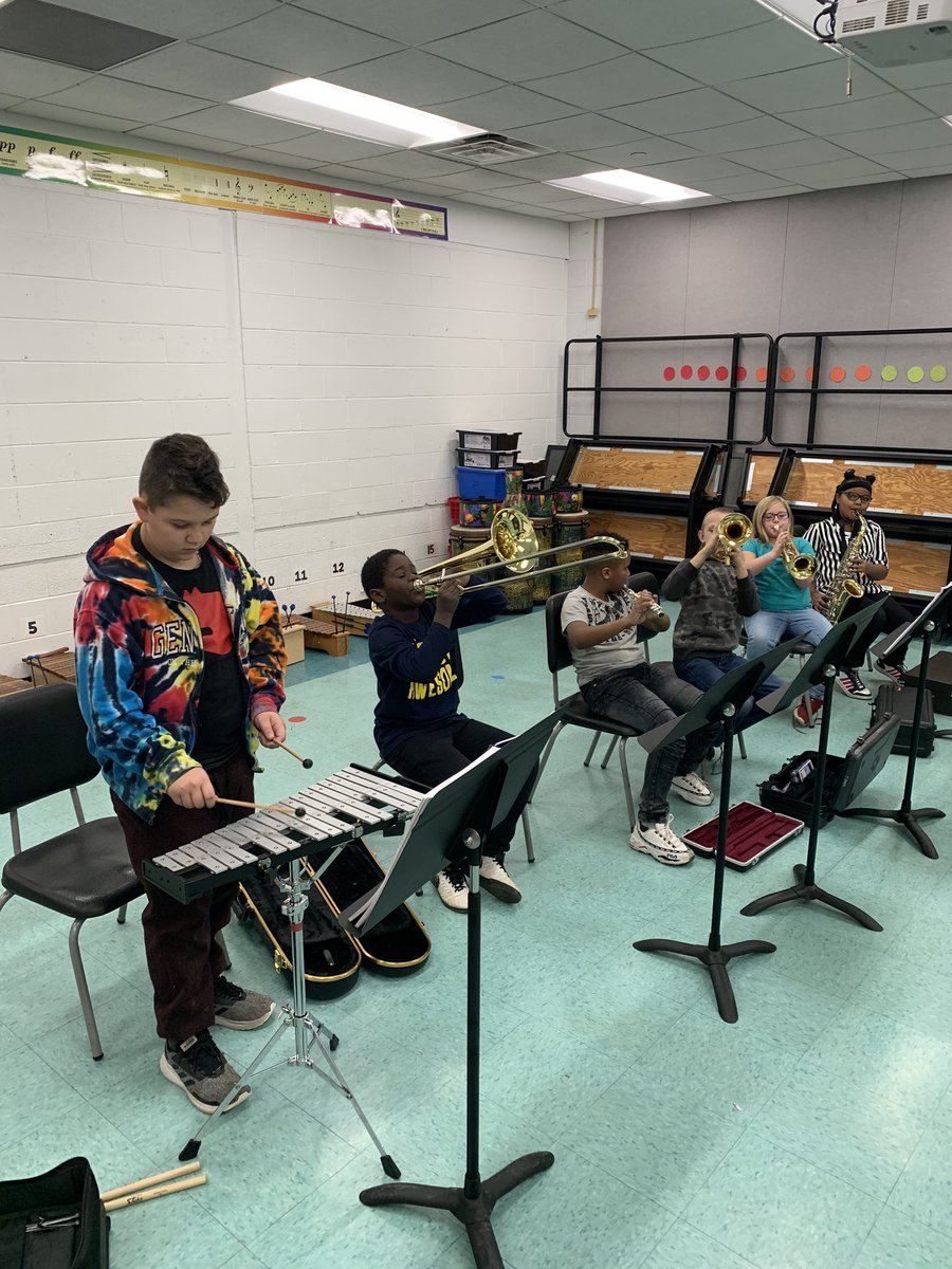 MrVernoMusic's tweet photo. First recess band of the year! These 4th graders at CSE are getting in some extra practice instead of going out in the cold for recess! Get ready @Gatewayband! #bandiscool https://t.co/5KH92rV0ME