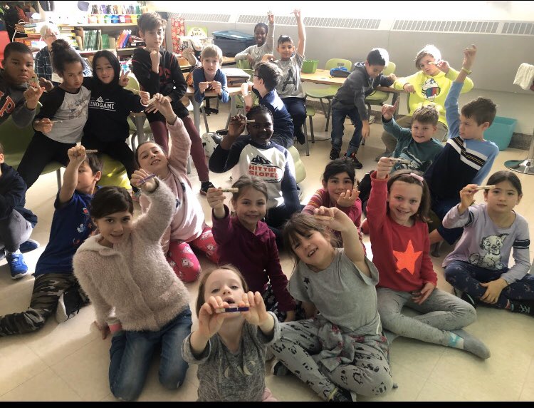 auCoeurOttawa's tweet photo. Les élèves de 3e et de 4e ont écrit une valeur sur une épingle à linge qui représente un(e) camarade de classe pige au hasard #semainedurespect #RESPECTCECCE https://t.co/PItNsxB8q1