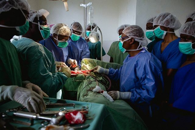 QuentinBruno1's tweet photo. The operating room managed by MSF for war wounded, closed for several months, reopens the time to operate some civilians. A surgeon who came expressly from France oversees the operation.
#Kasai #MSF #HumanRights #DoctorsWithoutBorders #Brassage #DRC https://t.co/qmwU7OoyHi https://t.co/SmKVpczIV9