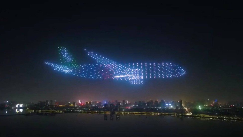 TecStudioBR's tweet photo. Espetáculo com 800 drones forma avião nos céus de cidade na China #Tecnologia #China #Drones #TecStudio https://t.co/3pFExfeUaL https://t.co/NqR1wOH1JC