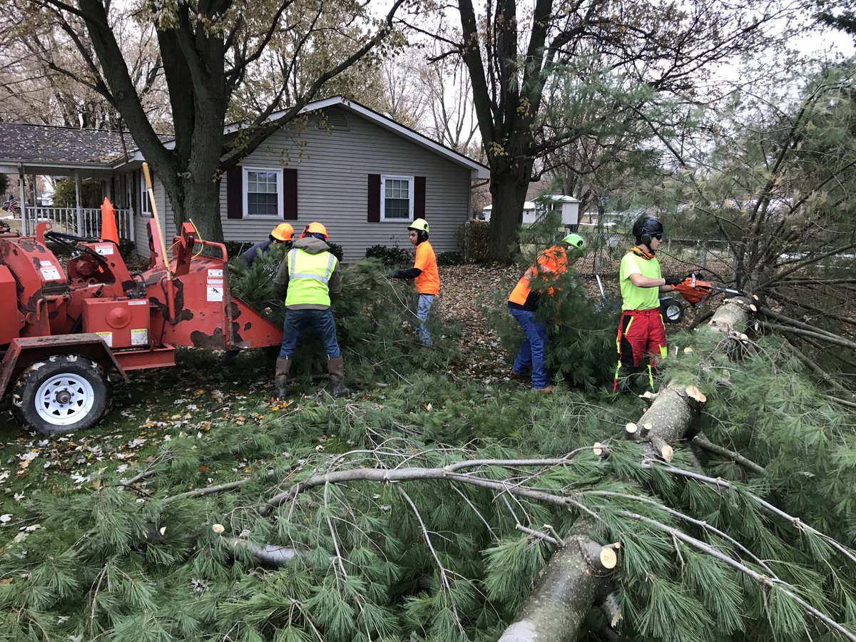RobStaley's tweet photo. Arborists career pathway in action. Proud to work with Crossing students. ⁦@WorkforceIND⁩ ⁦@JoinSkillful⁩ https://t.co/eNWWWbhcXA