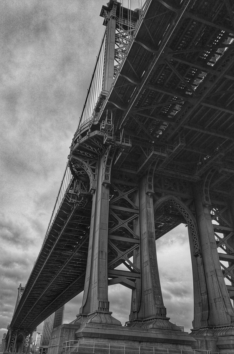 #manhattanbridge #bridges #NewYork #blackandwhite #bnw #bnwphotography #blackandwhitephotography #Monochrome #pointofview #ilovenewyork #bnwcaptures #magnumphotos #fisheyelemag #cityinbnw #bigshot #bigpow #coolangle #beautyarchitecture #architecture #NewYorkarchitecture #NY