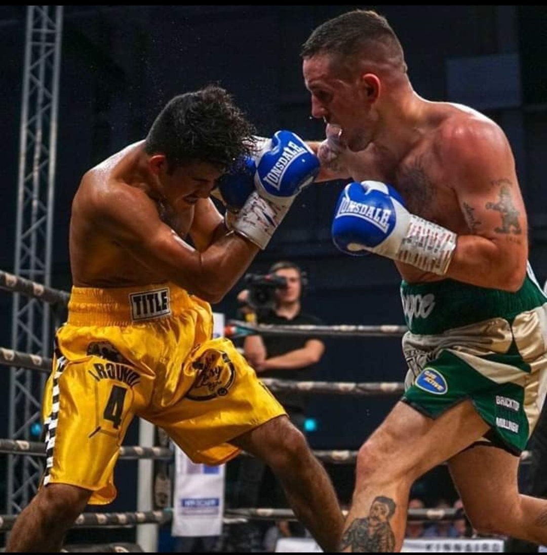 Right hook lands and getting in position for the left hook to the body #alwaysbeready #stayinshape #andneverdoudthyourself #teampunisher #teamjoyce #fightingirish #TeamMTKGlobal #nutrition #boxingireland #begreatfull