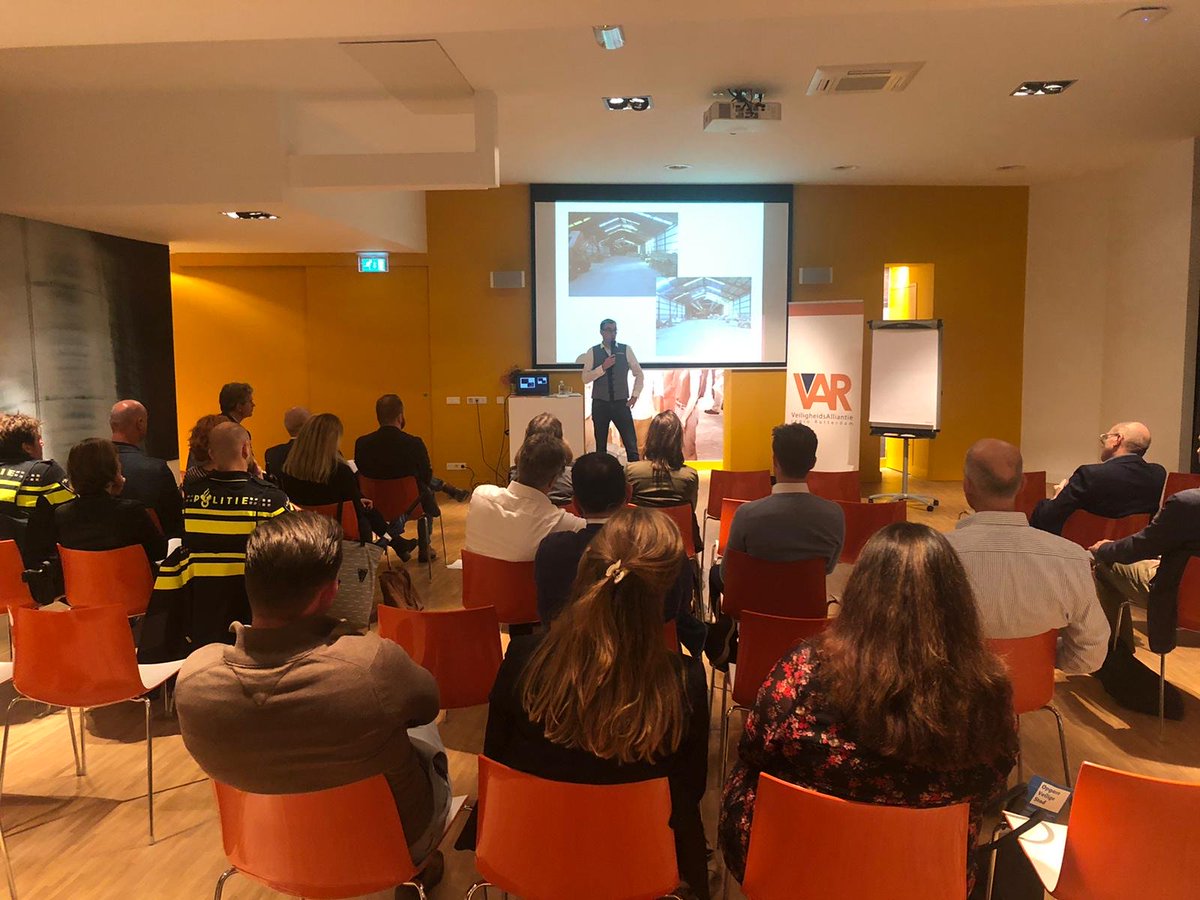 Vanavond samen met burgemeester Jan Heijkoop van Ambacht gastheer bij een avond voor makelaars en vastgoedbeheerders om bewustwording omtrent ondermijning te bevorderen. Samen de handen ineen tegen malafide ondernemers, hennepkwekerijen etc. @Politie_Dordt @Politie_Rdam