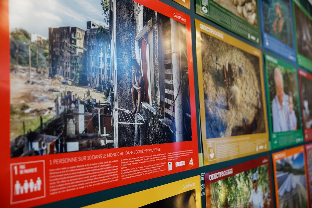 education_gouv's tweet photo. Aujourd'hui, @jmblanquer et @Yann_A_B ont lancé le programme "Des posters éducatifs pour sensibiliser aux Objectifs de #developpementdurable".
👉 18 posters de talentueux photographes destinés aux 65 000 établissements de France.
https://t.co/1cnMDkNXcm https://t.co/mUQOz5BwA5
