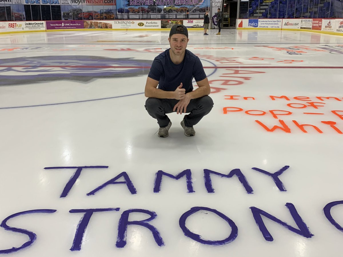 Steven Swavely and the players helped to paint the ice with the names of those affected by cancer for Saturday’s #HockeyFightsCancer game 

Last chance today from 5:30-6:30 PM today to paint 🎨 

Get your spot by calling 610-898-7825 or at royals.isportstix.com/order/group/Pa…