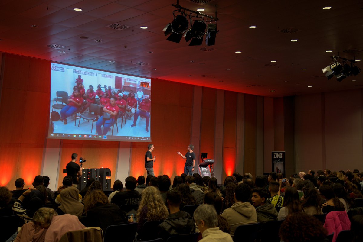 CCIB_Forum's tweet photo. Benvinguts Zingers! El @CCIB_Forum acull per primera vegada el #Zingday, la trobada de becaris i entitats que formen part del @ZingProgramme de la Fundació @nouscims. Un projecte molt valuós que transforma la vida dels participants amb els seus estudis i vocació! https://t.co/716KEqAqfu