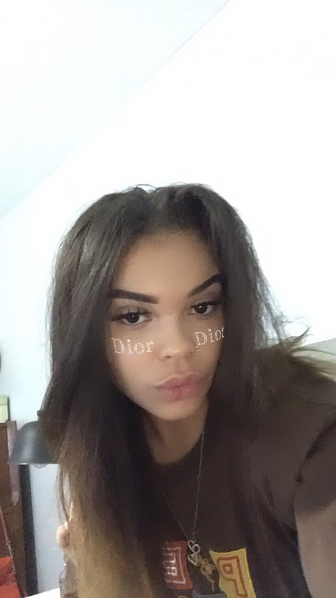 xoxoaehrx's tweet photo. i look so different. curly me vs straight me https://t.co/ZDloDKJ9yT
