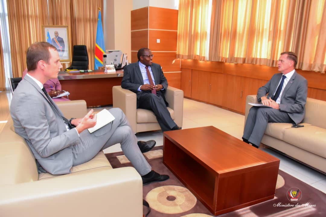 Mines_RDC's tweet photo. Le Professeur Willy Kitobo a reçu en audience en fin d’après-midi, SEM l’Ambassadeur Extraordinaire et Plénipotentiaire de Suisse en RDC, Roger Denzer.  Au menu de leurs échanges : le nouveau code minier et le droit de l’homme ainsi que  la sécurité dans le secteur minier. https://t.co/yreUaChVM0