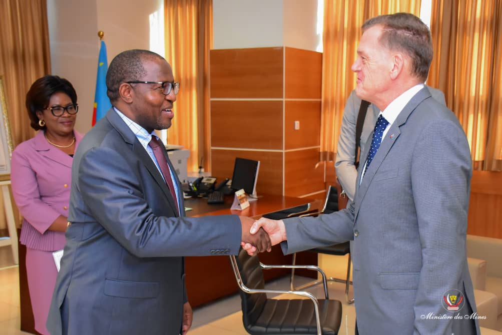Mines_RDC's tweet photo. Le Professeur Willy Kitobo a reçu en audience en fin d’après-midi, SEM l’Ambassadeur Extraordinaire et Plénipotentiaire de Suisse en RDC, Roger Denzer.  Au menu de leurs échanges : le nouveau code minier et le droit de l’homme ainsi que  la sécurité dans le secteur minier. https://t.co/yreUaChVM0