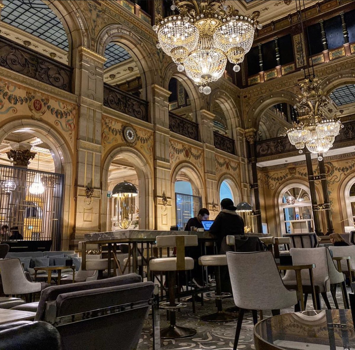 - Hôtel Hilton à Opéra : idéal pour prendre un verre avec une décor magnifique ( vous ramenez votre date la bas 100% de chance de passer à l’étape suivante)