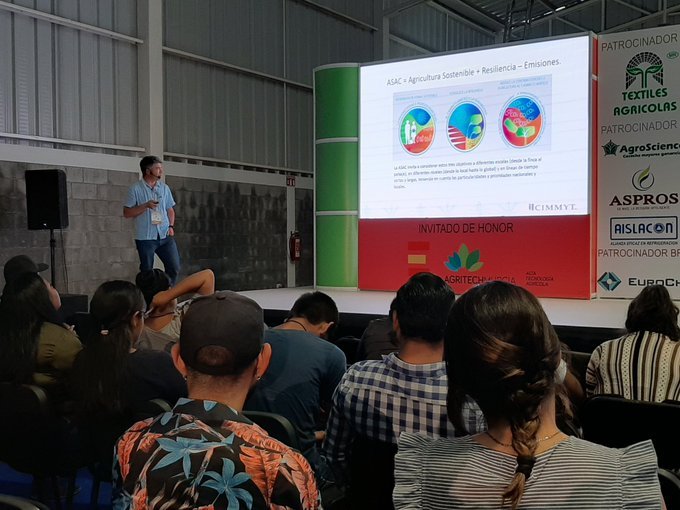 Agricultura sostenible adaptada al clima, mezcla de uso de sensores, inteligencia artificial, fertilización precisa y Big Data. Esto y más es Agricultura 4.0 de la que habló <a href="/kai_sonder/">Kai Sonder</a>, investigador del <a href="/CIMMYT/">CIMMYT</a>, en <a href="/expoagro_gto/">Expo AgroAlimentaria Guanajuato</a> 2019. #CambioClimático. bit.ly/2NWfXYm