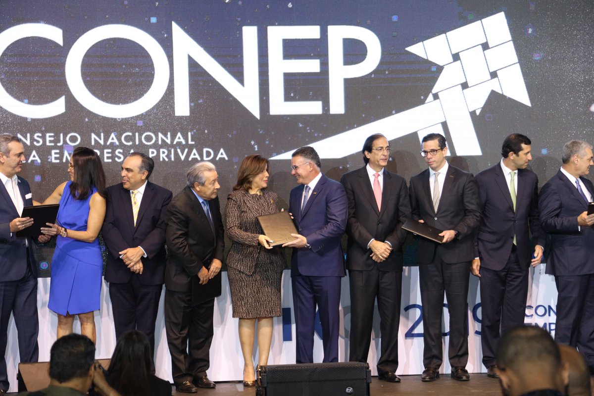 CONEP_RD's tweet photo. #IXCE2019 culmina con la entrega formal de la propuesta consensuada a cada uno de los actores del sector público presentes, entre ellos los candidatos de los comicios del 2020.
#ConvencionEmpresarial #Conep https://t.co/yv9LrwK01a