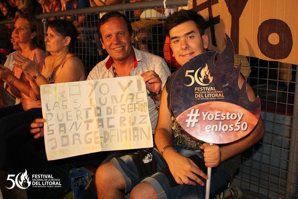 Fest_Litoral's tweet photo. Ante más de siete mil almas, Soledad Pastoruti bajó el telón de la edición 50 con un show para el recuerdo y Antonio Tarrago Ros trajo recuerdos de antaño, entre muchos artistas más que no faltaron a esta despedida inolvidable.
👉📝📸https://t.co/Ay1JtJH9YD

#yovoyalos50 https://t.co/pxNYvI4CTo