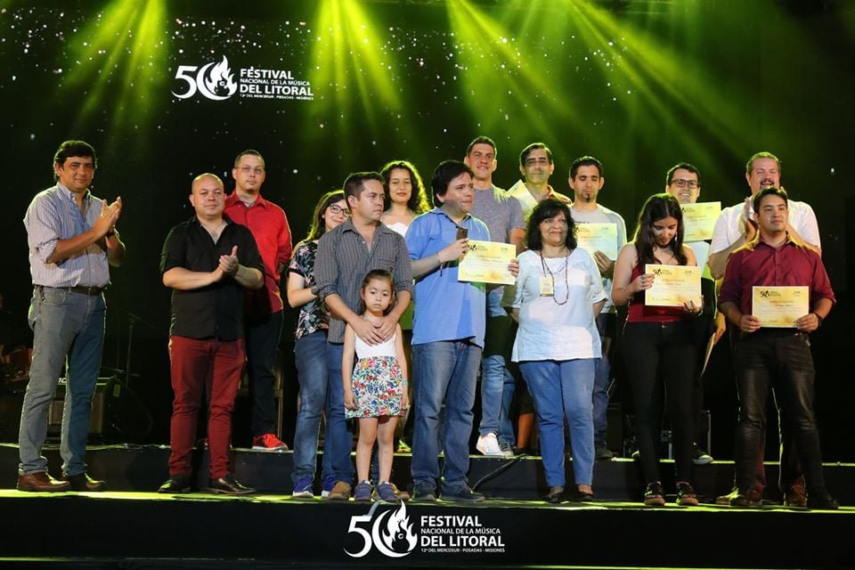 Fest_Litoral's tweet photo. El PREMIO REVELACIÓN FUE PARA FRANCO REDES (PARAGUAY)
Y EL CONSAGRACIÓN PARA LA GUITARREADA (MISIONES)

Ramón Ayala, Pamela y Fabián Meza, los misioneros
que le dieron el cierre de oro al Festival del Litoral
👉📝📸https://t.co/Ay1JtJH9YD https://t.co/DVkIHeFRQO