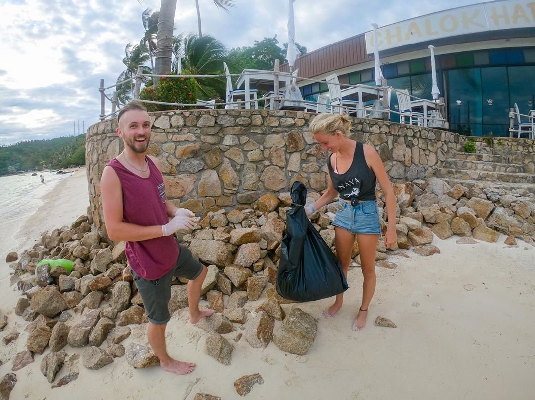 RathiRoam's tweet photo. Sean and Sophie takes a moment to pose for the camera while doing beach cleanup. Everything you do to help the planet makes a difference! #plasticpollution #plasticfree https://t.co/FzfMwoQmP5