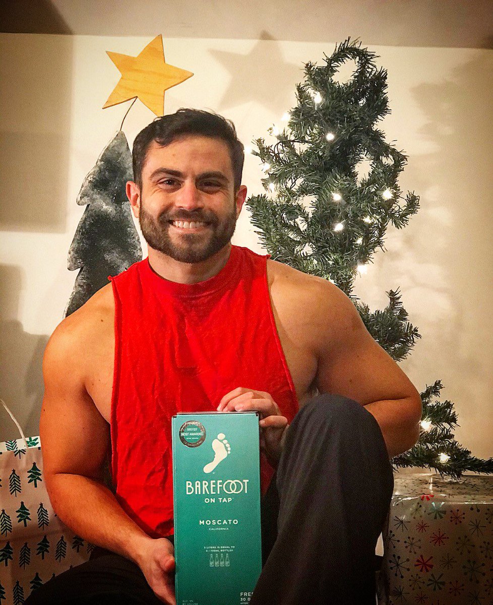 Blaizer1522's tweet photo. #Ad Give your loved ones a gift they can enjoy well past the end of the holiday season by treating them to Barefoot on Tap! You guys already know how much I love being a @BarefootWine partner and they've truly made my holiday shopping a breeze this season. #BarefootWine #SlayTeam https://t.co/1eExJcqSUT