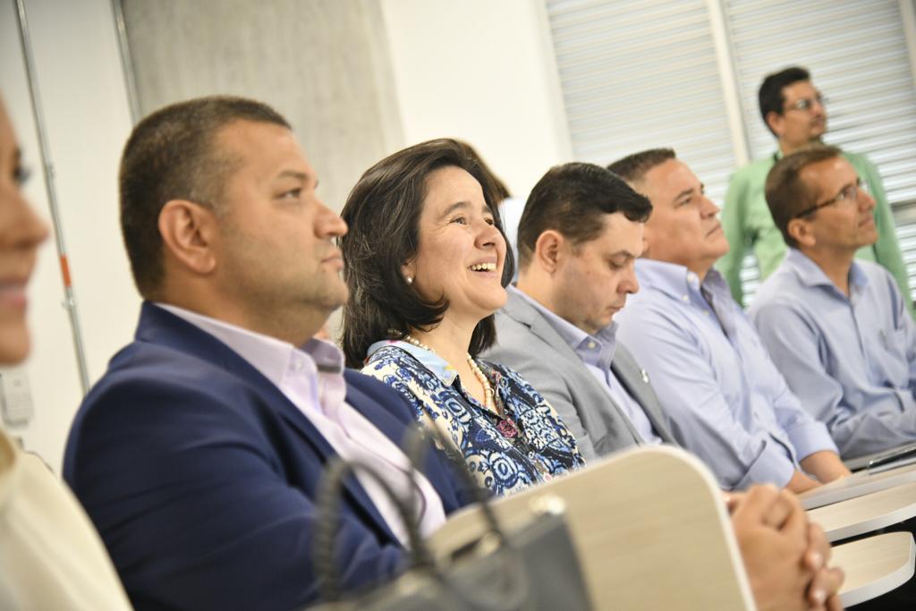 Ministerio_TIC's tweet photo. La ministra @ConstainSylvia se reúne con empresarios del Sector TIC en el marco de #HeroesFest2019 #Colombia40, donde conoció los proyectos e iniciativas que aportarán al desarrollo de la zona risaraldense. #MásColombia https://t.co/Upmpwr0wEE