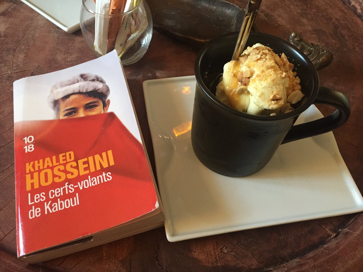 Le premier roman de Khaled Hosseini raconte l’histoire d’Amir et Hassan. On pourrait les qualifier d’amis, de frères même, s’il n’y avait eu cette persistance de la société à établir une hiérarchie selon les peuples, castes et milieux sociaux.  leschroniquesdetchonte.com/2019/11/19/lho…