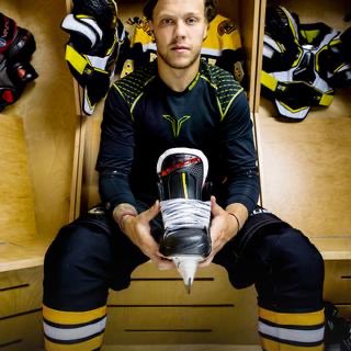 BauerHockeyBC3's tweet photo. Built from 25,000 scans, the #VAPOR2XPRO's Asymmetrical Toe Cap gives the most #VAPORQuick push off on every stride. https://t.co/fFkUq7zXVA