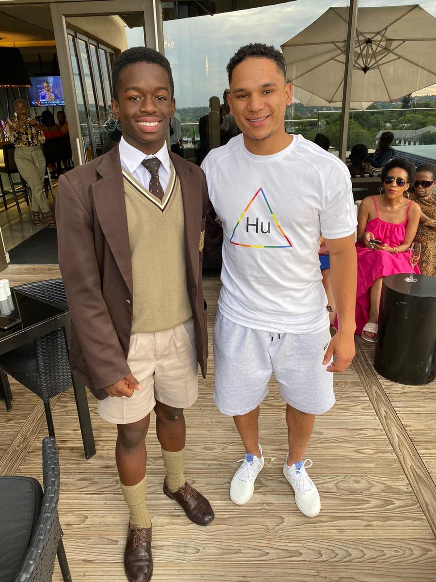 What dreams coming true look like!🇿🇦

Lebo Mogoma (15), the young learner from Helpmekaar Kollege in Johannesburg who took social media by storm with his tearful joy after Siya Kolisi signed his boots, finally got the chance to meet his heroes in person!

#BRPlayersChoice