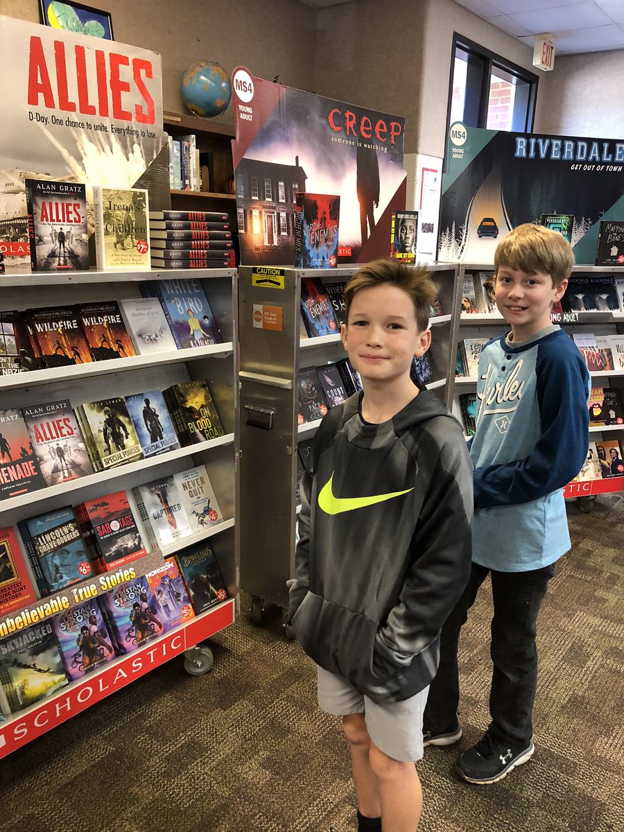 Madrasreadingea's tweet image. Day 3 of Peace, Love &amp;amp; Books
✌️💜📚
#bookfairfun 
#madrasreads 
@madraseagles