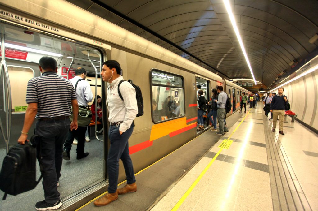 eldesconcierto's tweet photo. Trabajadores de Metro denuncian que empresa quiere recortar sus beneficios para cubrir reconstrucción ➡ https://t.co/J788bc0oDg https://t.co/5J3gdPOfcN