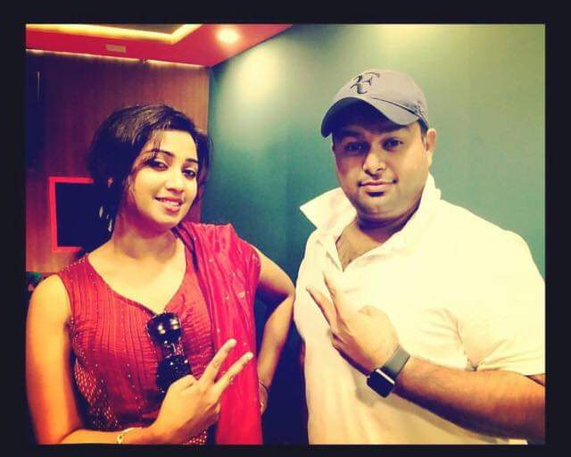 surenshreya's tweet image. @shreyaghoshal dhee recording studio clips with @MusicThaman ❤

#Blockbuster #Boochade and now time for #AA4 ❤