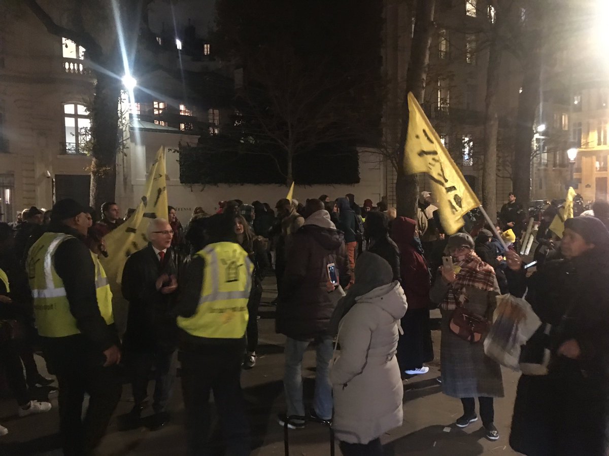 #DroitAuLogement manifeste devant l’#AssembleeNationale pour exiger le retrait de l’article 14 de la Loi Engagement et Proximité actuellement en discussion et qui permettra d’organiser la chasse aux pauvres
