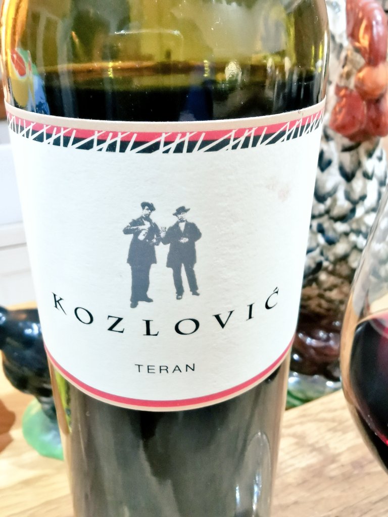 pietrosd's tweet photo. #yearofwine2019
Kozlovic #wine
Teran🍇 2016 Croatian
Similar to {🇮🇹Refosco} , med bod, forest fruit, touch sour cherry &amp; dark choc🍷
@creativefabien @ricasoli99 @winewankers @frankstero @Fiery01Red @DemiCassiani @MacCocktail @jules_mahon @JMiquelWine @wine1percent @suziday123 https://t.co/wWztDf4V9P