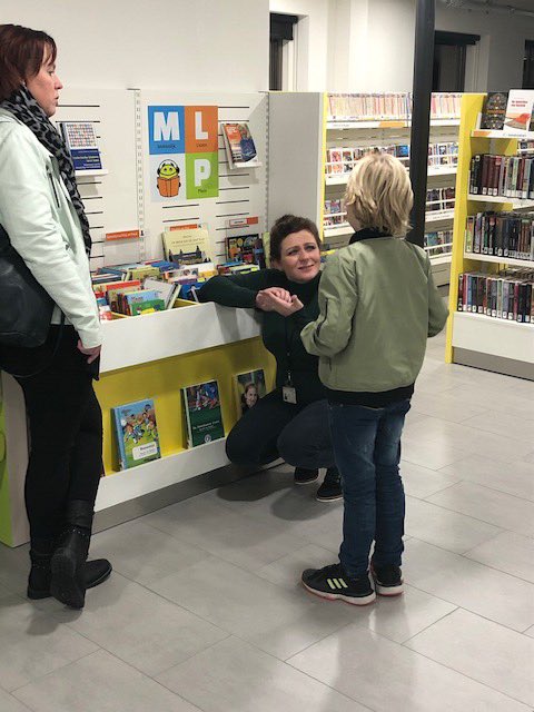 Kersbergen's tweet photo. Ouders en kinderen hebben vanavond informatie en tips gekregen over dyslexie. Én leuke boeken ontdekt die direct geleend werden #lezeniswelleuk #forumcafe @BiebZoetermeer https://t.co/UBMMYOufmg