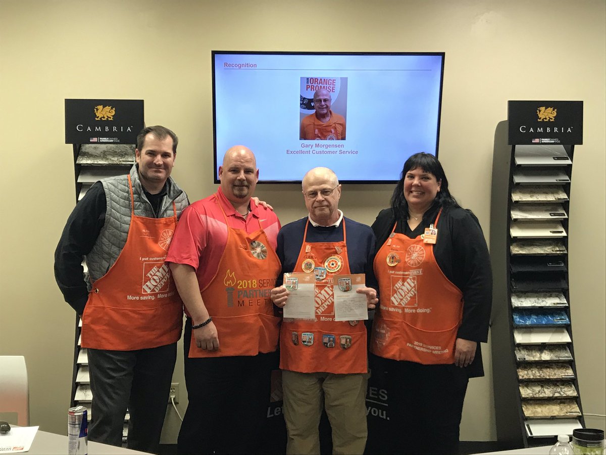 KendraByrd24's tweet photo. Gary our amazing Measure Tech in Minneapolis living our values! Helping in Detroit and in his own branch! 👍👏👏👍 @StaceyTank @TeresiJay @CampSweenScott @derrisHDE @creasonovathd https://t.co/4uKb1z8Fk0