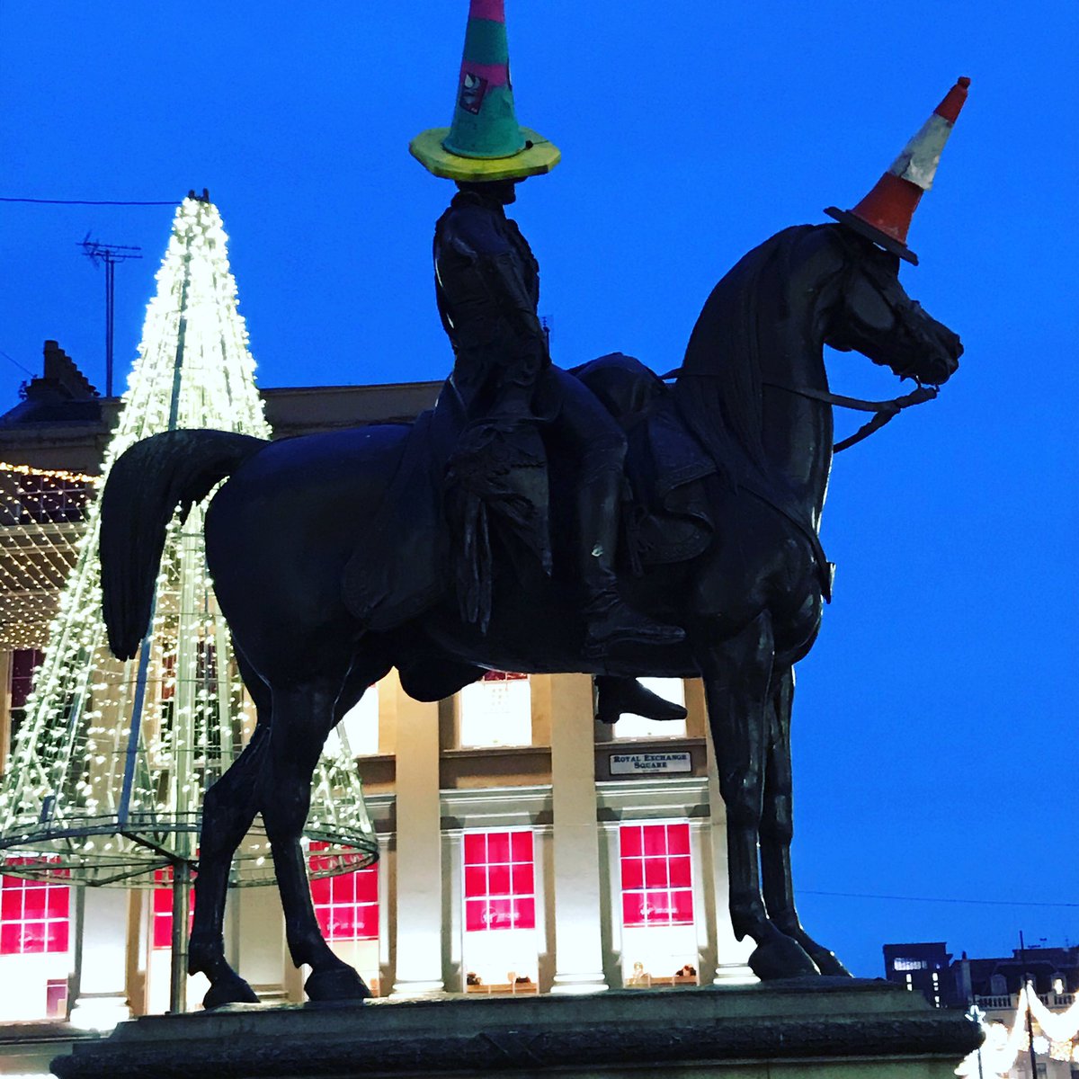 UVicSummerProg's tweet image. I am in Scotland to meet with the staff and students @UofGlasgow . I am really excited to meet with alumni fro previous years of the #isibm program. Hopefully one of them can tell me the reason behind the traffic pylon hats. See everyone tomorrow!!