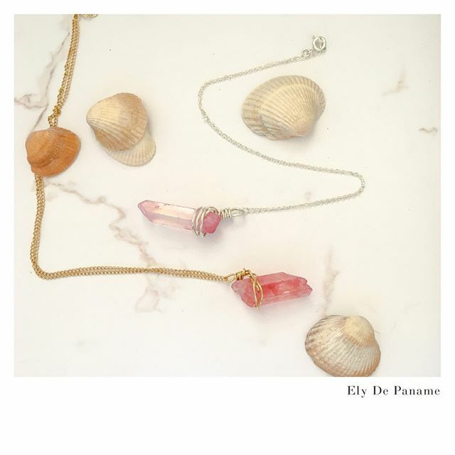elydepaname's tweet image. Cristaux de roche bruts montés sur argent ou plaqué or à votre guise ! Des modèles uniques comme vous ! ✨
À commander sur la boutique en ligne dont le lien est en bio !
•
#collier #pierrederoche #argent #plaqueor #or #modelesuniques #bijouxsurmesure #unique #passion #creatri…