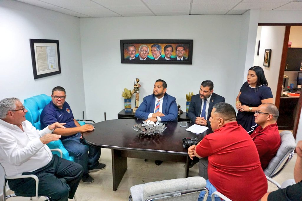 YashiraMLebron's tweet photo. [AHORA] 🕘 Reunida con Los Bomberos de Puerto Rico sobre unas enmiendas al proyecto de aumento de sueldo #Seguimos #CierredeSesion @CamaraConPR #visionyprogreso https://t.co/s3cFlFo2WS