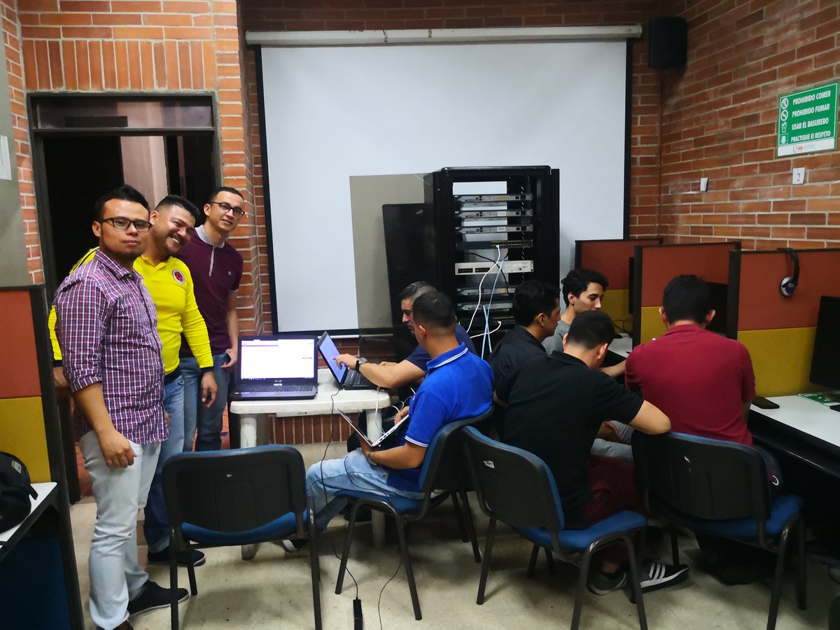ferchok1's tweet photo. @siartunadibague Orientando Taller 3 - configuración de switch @unadibague @TecnoTelecoUnad @HaroldEsneiderP @johnfmontes @UNAD_Cadena_ETR https://t.co/jCDiCCoFxd