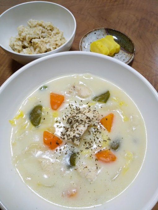 豆乳のシチューです

寒い日のシチューは
美味しさが倍に感じますなぁ～ (;'Д`)ハフハフ 