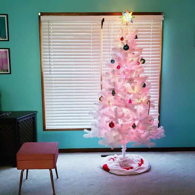 Ornaments on! 💖❄💖 #VintageChristmas #WhiteChristmasTree #ChristmasDecor #MyVintageHome #VintageChristmasDecor #ChristmasTime #OChristmasTree #VintageLife ift.tt/35iEhcM