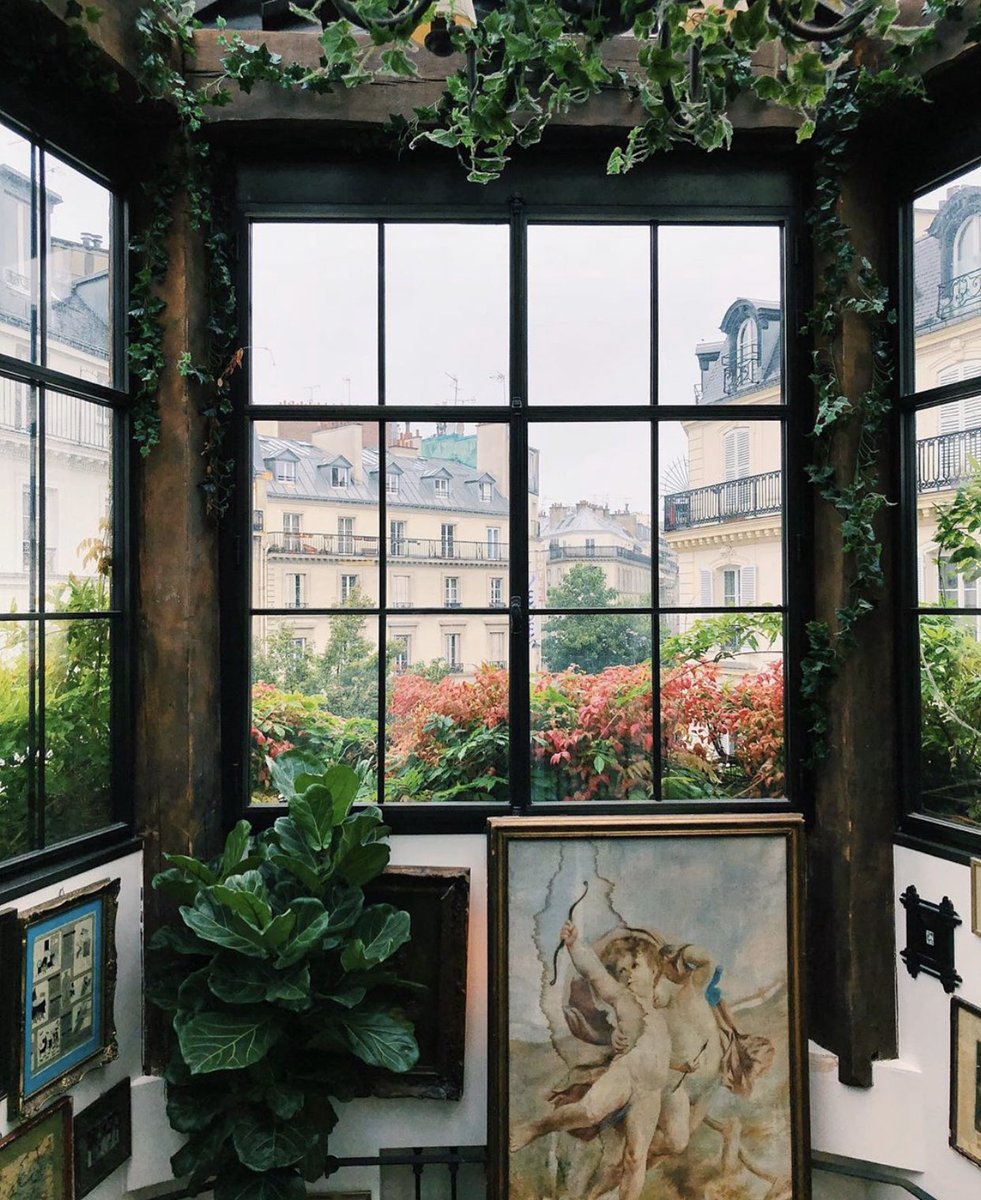 - Pink Mamma Paris 9 : dans ce restaurant le decors est juste incroyable et la cuisine elle est tellement bonne je suis amoureuse de cet endroit (en bonus vous faites une photo avec la vue sur l’escalier)