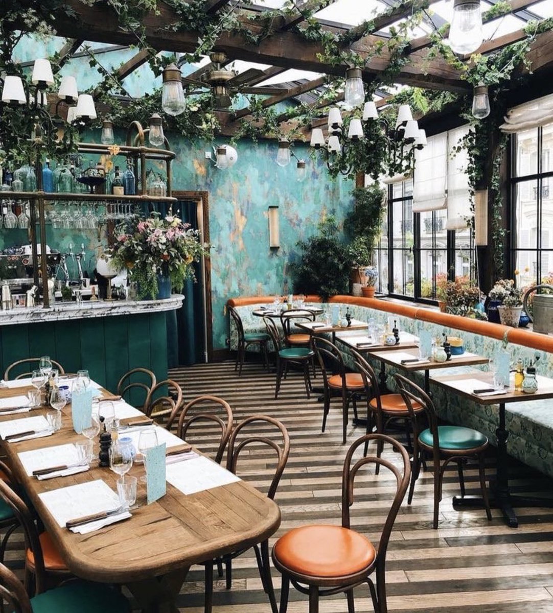 - Pink Mamma Paris 9 : dans ce restaurant le decors est juste incroyable et la cuisine elle est tellement bonne je suis amoureuse de cet endroit (en bonus vous faites une photo avec la vue sur l’escalier)