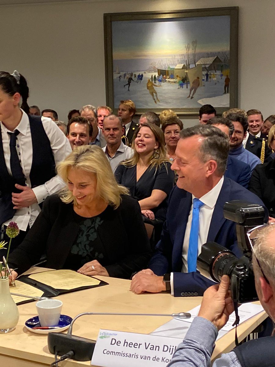 Vanavond mocht ik Crys Larson beëdigen als burgemeester van de gemeente Wijdemeren. Van harte gefeliciteerd en veel succes! <a href="/gemwijdemeren/">Gemeente Wijdemeren</a> #burgemeester #ankeveen #kortenhoef #loosdrecht #sgraveland #nederhorstdenberg <a href="/ProvincieNH/">Noord-Holland</a>