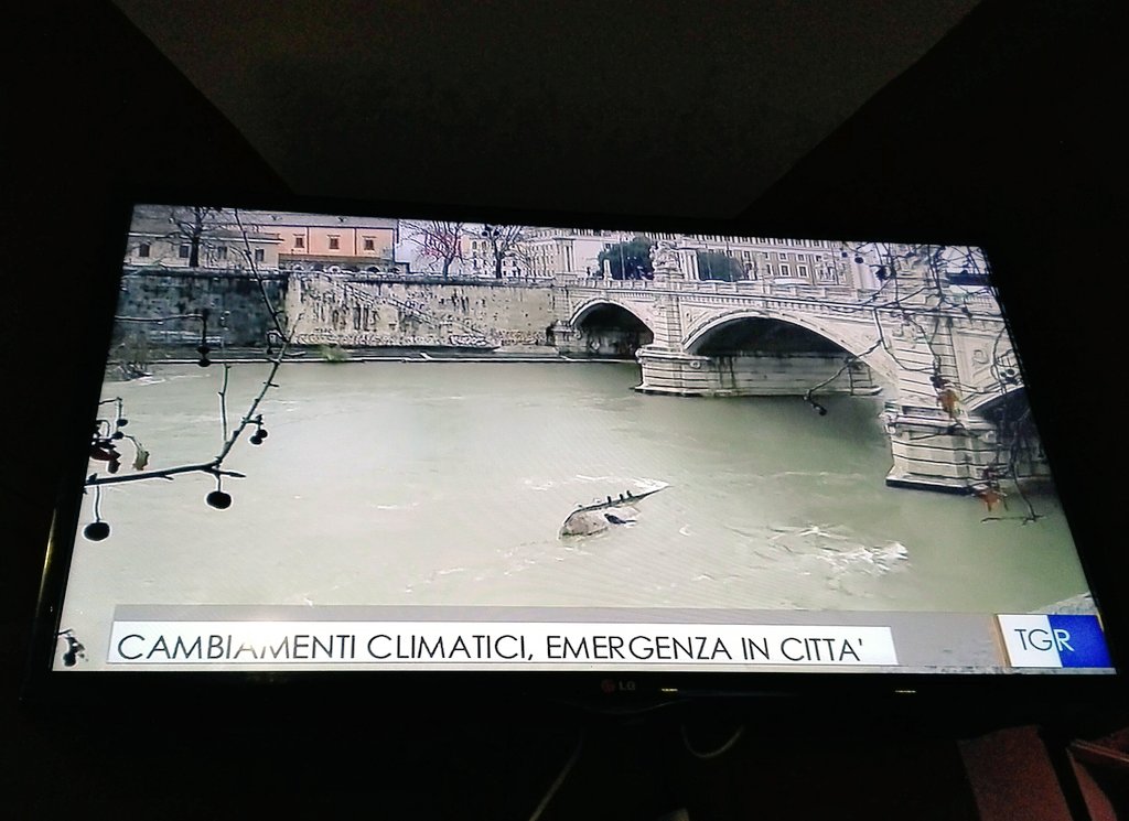 Grazie a <a href="/TgrRai/">Tgr Rai</a> che finalmente definisce quella di questi giorni #EmergenzaClimatica, e non semplice "maltempo"! Pian piano qualcosa sta cambiando, ma ovviamente l'emergenza non aspetta. Vogliamo arrivare con l'acqua alla gola o riusciamo a darci una mossa in tempo?