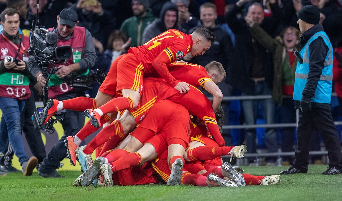 s04_us's tweet photo. 🏴󠁧󠁢󠁷󠁬󠁳󠁿 Mae Cymru wedi ansoddi!
🇺🇸 Wales have qualified! 
🇩🇪 Wales hat sich qualifiziert! 

293. CYMRUUUUUUUUU 🎉🎉

#DailyWelsh #SchalkeUS🇺🇸 https://t.co/SAXeahFY0a
