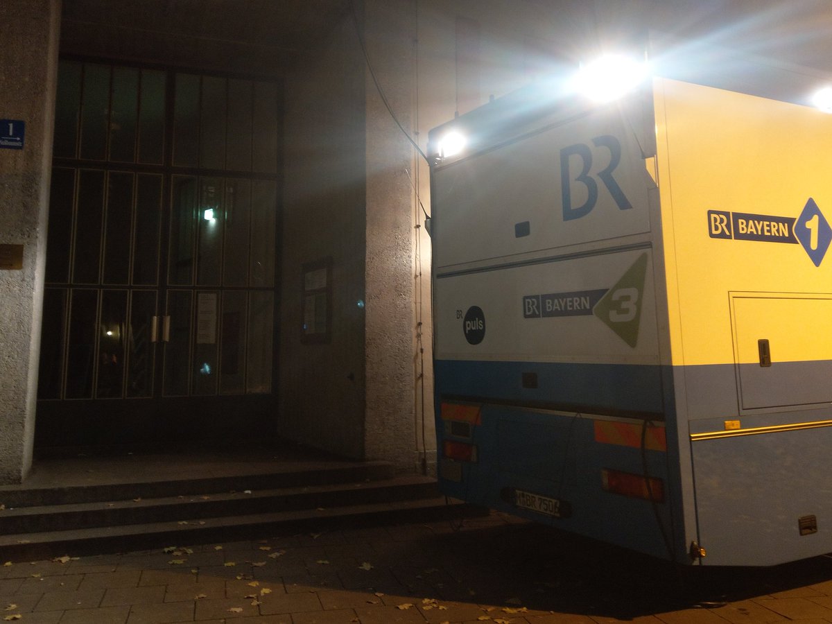 benedikthaag's tweet photo. "Barock in Blue" morgen um 10 Uhr im Gottesdienst in St. Matthäus und live im TV (Das Erste). Die Probe war schon vielversprechend. Die Musik - eine Jazz-Bearbeitung der Bach-Motette "Der Geist hilft" von Maruan Sakas - sowie das Maximilian-Höcherl-Ensemble sind einfach wunderbar https://t.co/qm1FeULDKu