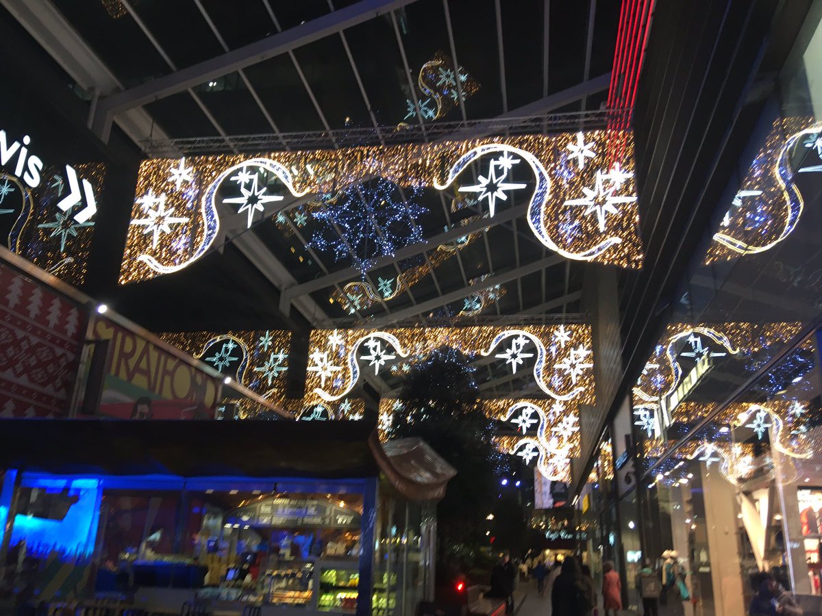 fhussain73's tweet image. I love walking under  Christmas lights, feels magical on a frosty night. While I come home there’s a man sleeping out in the cold (you can see the cardboard bed &amp;amp; his sleeping bag).Whatever our religious &amp;amp; cultural beliefs let’s spread humanity &amp;amp; peace at Xmas #stophomelessness