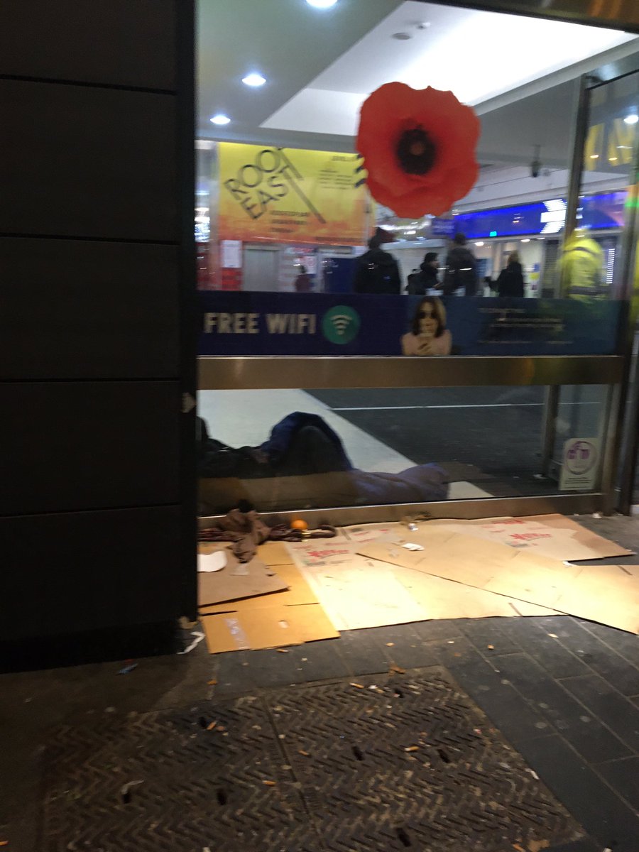fhussain73's tweet image. I love walking under  Christmas lights, feels magical on a frosty night. While I come home there’s a man sleeping out in the cold (you can see the cardboard bed &amp;amp; his sleeping bag).Whatever our religious &amp;amp; cultural beliefs let’s spread humanity &amp;amp; peace at Xmas #stophomelessness