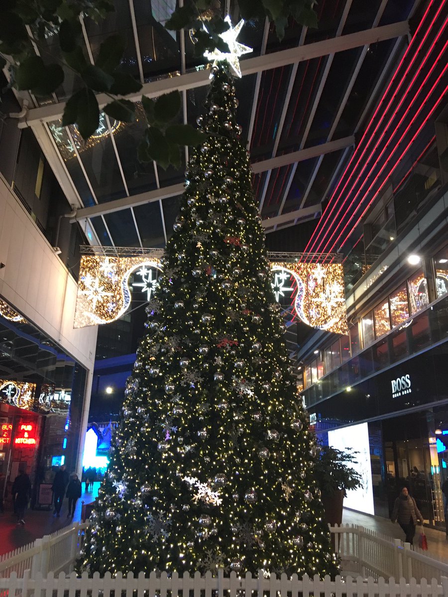 fhussain73's tweet image. I love walking under  Christmas lights, feels magical on a frosty night. While I come home there’s a man sleeping out in the cold (you can see the cardboard bed &amp;amp; his sleeping bag).Whatever our religious &amp;amp; cultural beliefs let’s spread humanity &amp;amp; peace at Xmas #stophomelessness