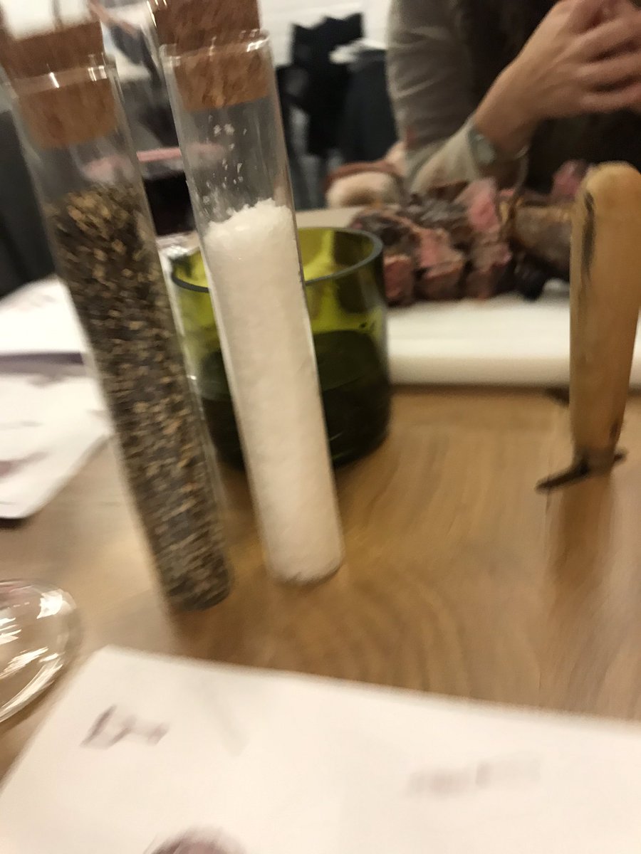 Descubrimiento #gastronomico en #barcelona . Desde Francia, un concepto de #restauracion con un solo plato en su carta: un chuletón de 1kg que puedes poner a punto en un mini #josper , maridar con vino que sé consume por cls; y acompañar de quesos franceses. <a href="/beaescribe/">Beatriz Rodríguez</a> lo cuenta