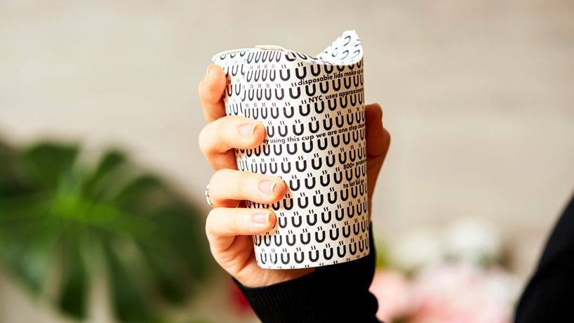 designboom's tweet photo. NYC designers eliminate plastic coffee cup lid with single folded paper 'unocup.' https://t.co/tTUs4eLRwQ https://t.co/ncitsrbo8a