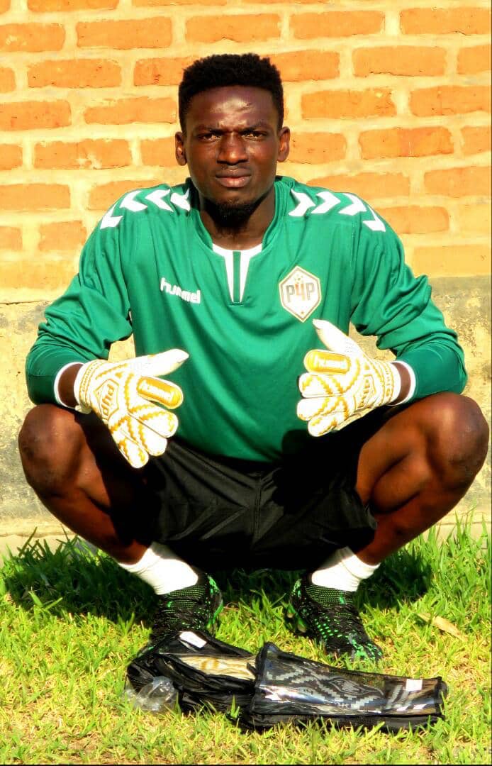 Prep4Pro's tweet photo. THE US TO GHANA:
Wa All Stars goalkeeper, Rashid Seidu, picked up another delivery of Hummel x Prep4Pro gear. 

Seidu has a promising career ahead of him &amp; we are proud to have him represent P4P in Ghana.

Apply for our Williamsburg 2020 program today!👇
https://t.co/N1xrP7QSZf https://t.co/m3o5EzlMmv